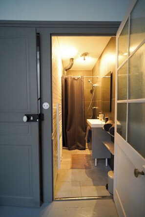 Villa Confort, vistas al jardín | Baño | Secador de pelo, toallas, jabón y champú