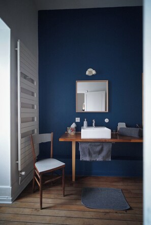 Comfort Villa, Garden View | Bathroom | Hair dryer, towels, soap, shampoo - La Maison Saint Aignan (Saint-Aignan)