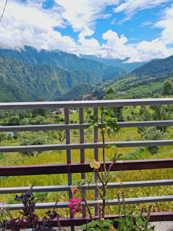 Property grounds - 8-bedroom hotel in brilliant Phata Near Helipad Jamu (Phata)