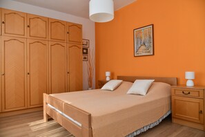 1 habitación, escritorio, tabla de planchar con plancha y cuna de viaje 