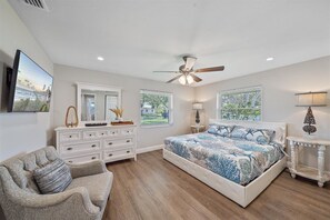 3 bedrooms, desk, iron/ironing board, free WiFi