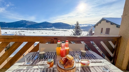 Aux Angles apartment, lake view, 5 minutes walk from the village center!