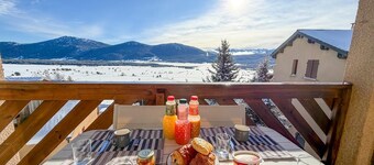 Aux Angles apartment, lake view, 5 minutes walk from the village center!