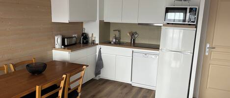 Micro-ondes, four, plaque de cuisson, lave-vaisselle