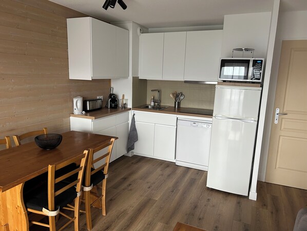 Køleskab, mikrobølgeovn, ovn, kogeplade