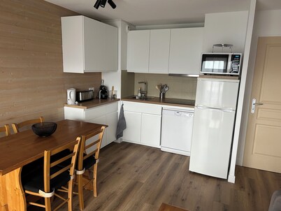 Aux Angles apartment, lake view, 5 minutes walk from the village center!