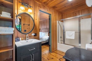 Jetted bath, towels - Cozy Cabin Near Branson: Spa Bath & Pools (Branson)