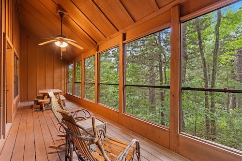 Resort Cabin | 2 Kings, Jetted Tub, Near Branson Strip