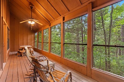 Resort Cabin | 2 Kings, Jetted Tub, Near Branson Strip