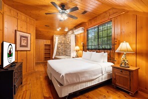 3 bedrooms, iron/ironing board, free WiFi, bed sheets - Branson Cabin | Kings, Loft, Balcony, Near Strip (Branson)