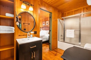 Jetted tub, towels - Branson Cabin | Kings, Loft, Balcony, Near Strip (Branson)