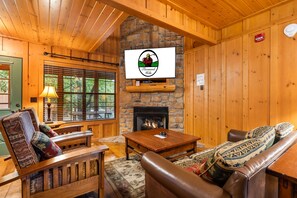 TV, fireplace - Branson Cabin | Kings, Loft, Balcony, Near Strip (Branson)