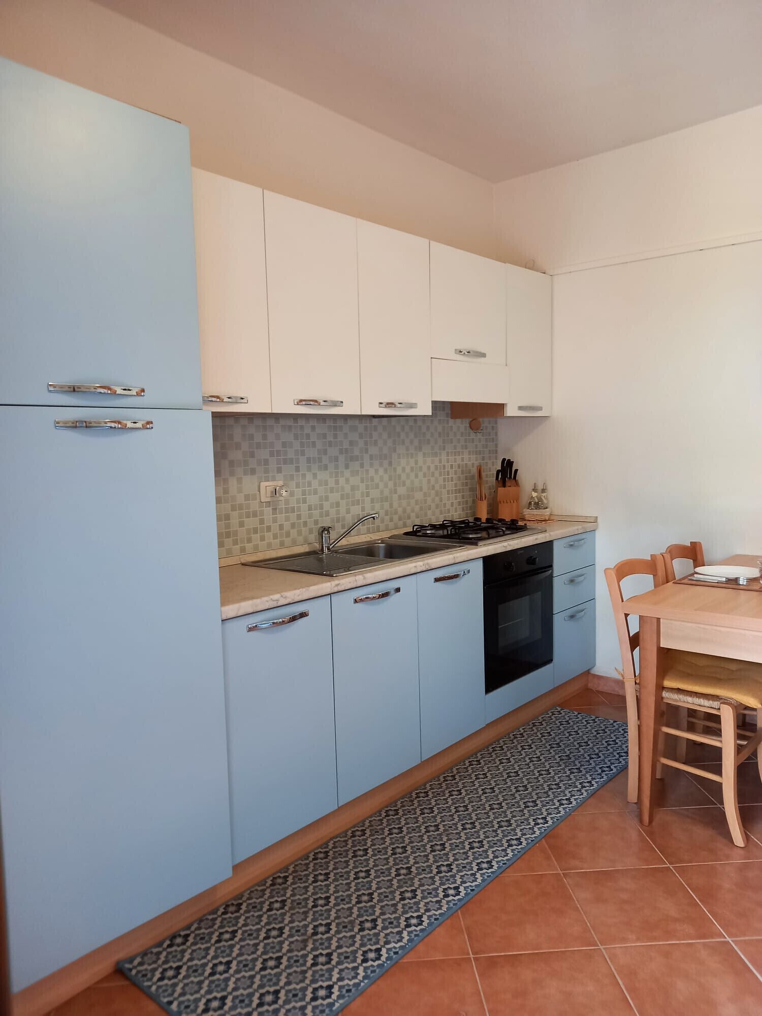 Geladeira, fogão, cafeteira/chaleira