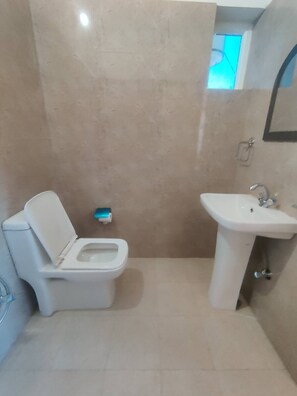 SĂšche-cheveux, bidet, serviettes fournies, savon