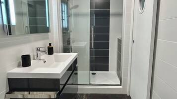 Douche, sèche-cheveux, serviettes fournies, savon