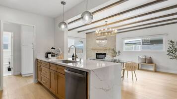 Frigorífic, microones, forn i placa de cuina