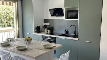 Réfrigérateur, micro-ondes, four, plaque de cuisson