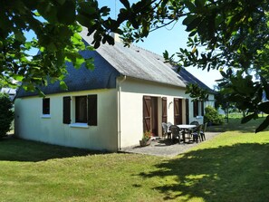 Outdoor dining - "GITE DES COTEAUX" located 5 minutes from the medieval center of JOSSELIN CLASS ***. (Josselin)