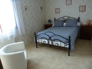 3 bedrooms, iron/ironing board, free WiFi, bed sheets - "GITE DES COTEAUX" located 5 minutes from the medieval center of JOSSELIN CLASS ***. (Josselin)
