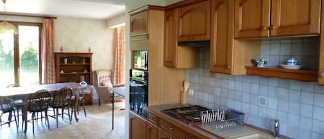 Réfrigérateur, four à micro-ondes, un four, surface de cuisson