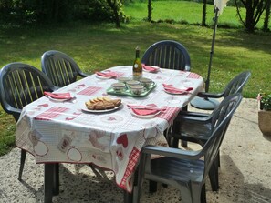 Outdoor dining - "GITE DES COTEAUX" located 5 minutes from the medieval center of JOSSELIN CLASS ***. (Josselin)