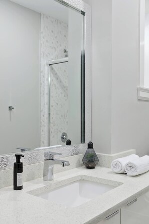 Articles de toilette gratuits, sèche-cheveux, serviettes fournies