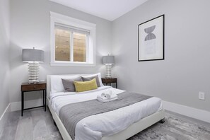 2 bedrooms, iron/ironing board, free WiFi, bed sheets - Cosy 2-Bed Basement Suite in Quiet Neighbourhood (Delta)