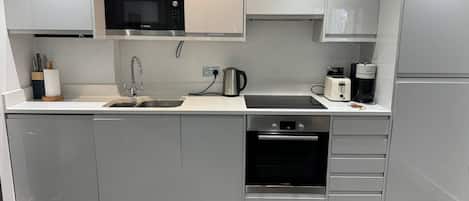 冷蔵庫、電子レンジ、オーブン、コンロ