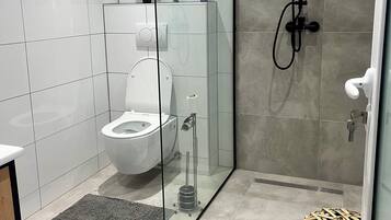 Dusche, Haartrockner, Handtücher, Seife