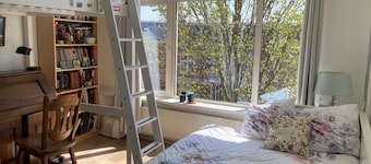 Family and pet-friendly Hague home, steps to the harbor and the beach :)