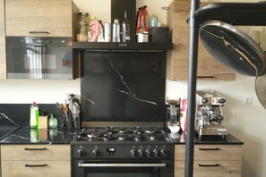 Réfrigérateur, micro-ondes, four, lave-vaisselle