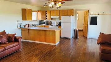 Jääkaappi, mikroaaltouuni, uuni, liesi