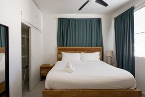 3 slaapkamers, een bureau, een strijkplank/strijkijzer, reisbedje