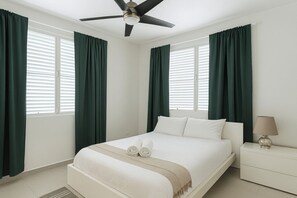 3 室のベッドルーム、デスク、アイロン / アイロン台、旅行用ベビーベッド