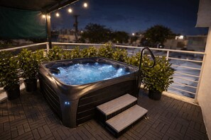 Outdoor spa tub - Ocean Park 3BDR / 2b Hot Tub Terrace @ Riviera Villa (San Juan)