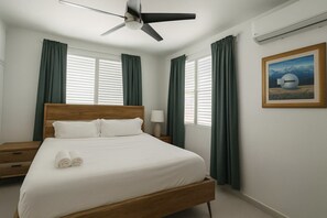 3 室のベッドルーム、デスク、アイロン / アイロン台、旅行用ベビーベッド