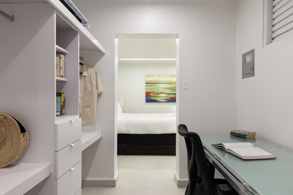 1 chambre, bureau, fer et planche à repasser, lit parapluie