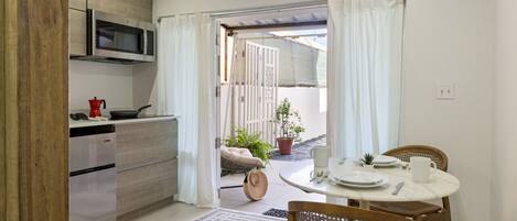 Mikrobølgeovn, kokeplater, kaffetrakter/tekoker og kjøkkenutstyr