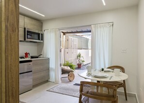 Een microgolfoven, een kookplaat, een koffiezetapparaat/waterkoker