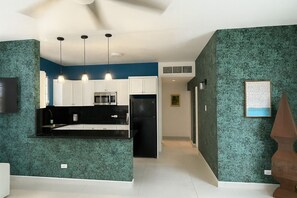 冷蔵庫、電子レンジ、コンロ、コーヒー / ティーメーカー