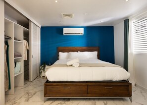 8 chambres, bureau, fer et planche à repasser, lit de bébé portatif