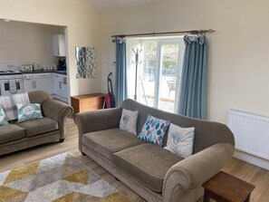 Smart-TV, peis, DVD-spiller og bøker