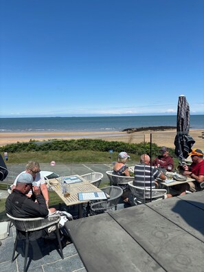 Outdoor dining - Secluded Private Bolthole on Anglesey with Hot Tub (Talwrn)