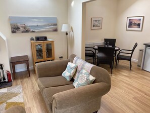 Smart-TV, peis, DVD-spiller og bøker