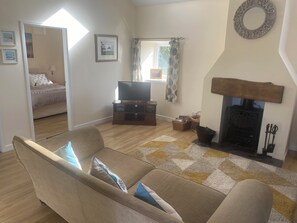 Smart-TV, peis, DVD-spiller og bøker