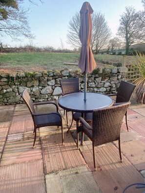 Outdoor dining - Secluded Private Bolthole on Anglesey with Hot Tub (Talwrn)
