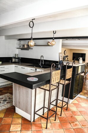 Een microgolfoven, een oven, een kookplaat, een vaatwasser