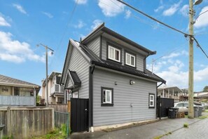 Exterior - Private 1BR Laneway Home! (Vancouver)