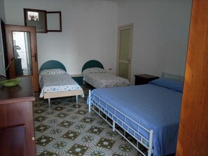 1 chambre, fer et planche à repasser, draps fournis