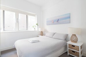 2 chambres, bureau, fer et planche à repasser, accès au Wi-Fi (inclus)